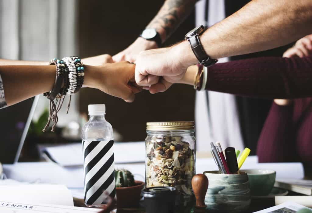 Teamwork mit Fäusten im Büro